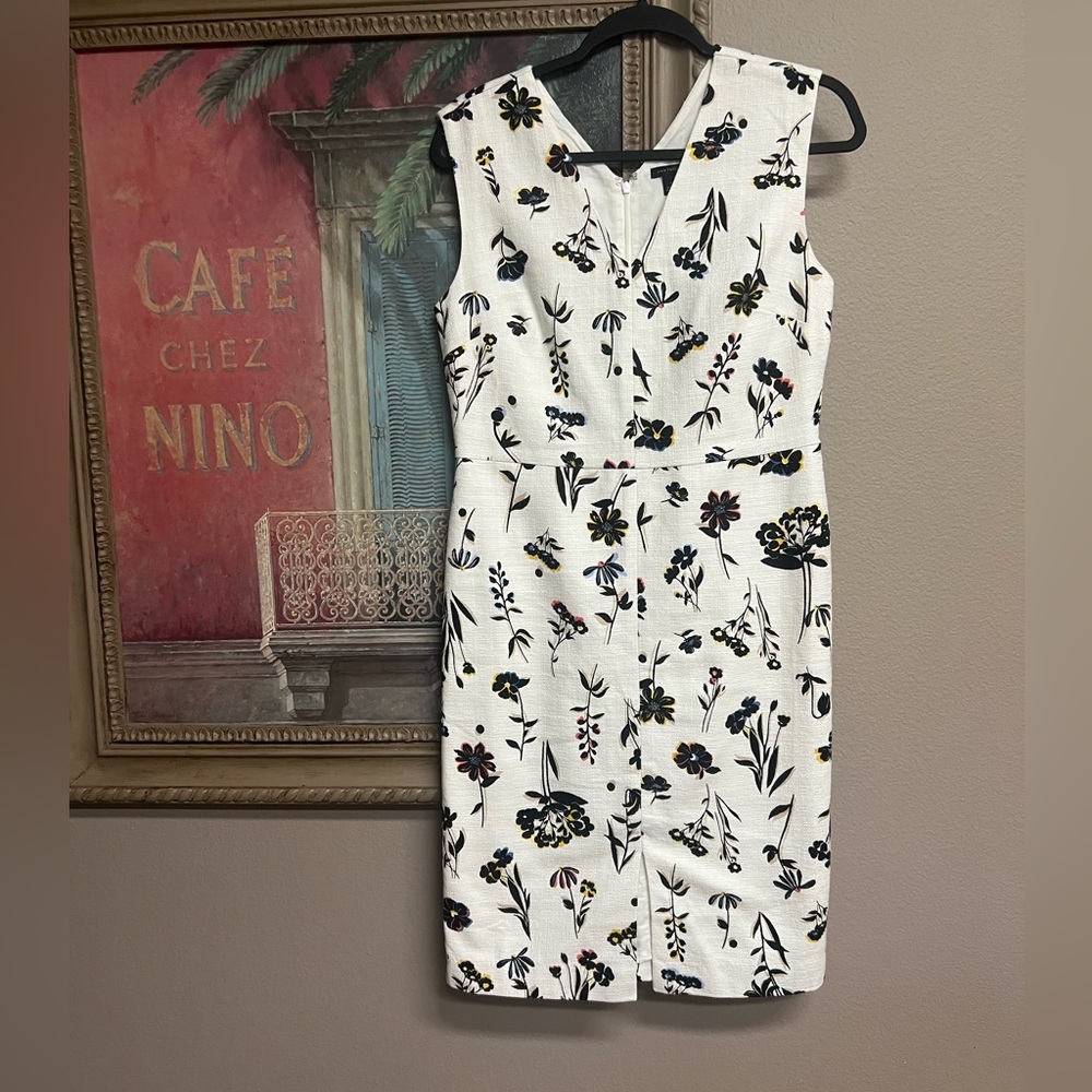 👠 Ann Taylor White Floral Sheath Dress with Black & Multicolor Print
